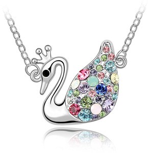 PŘÍVĚSEK LABUŤ - SWAROVSKI KRYSTAL - BAREVNÝ