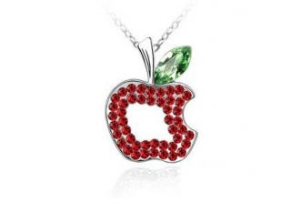 PŘÍVĚSEK JABLKO NAKOUSNUTÉ - SWAROVSKI KRYSTALKY - ČERVENÉ